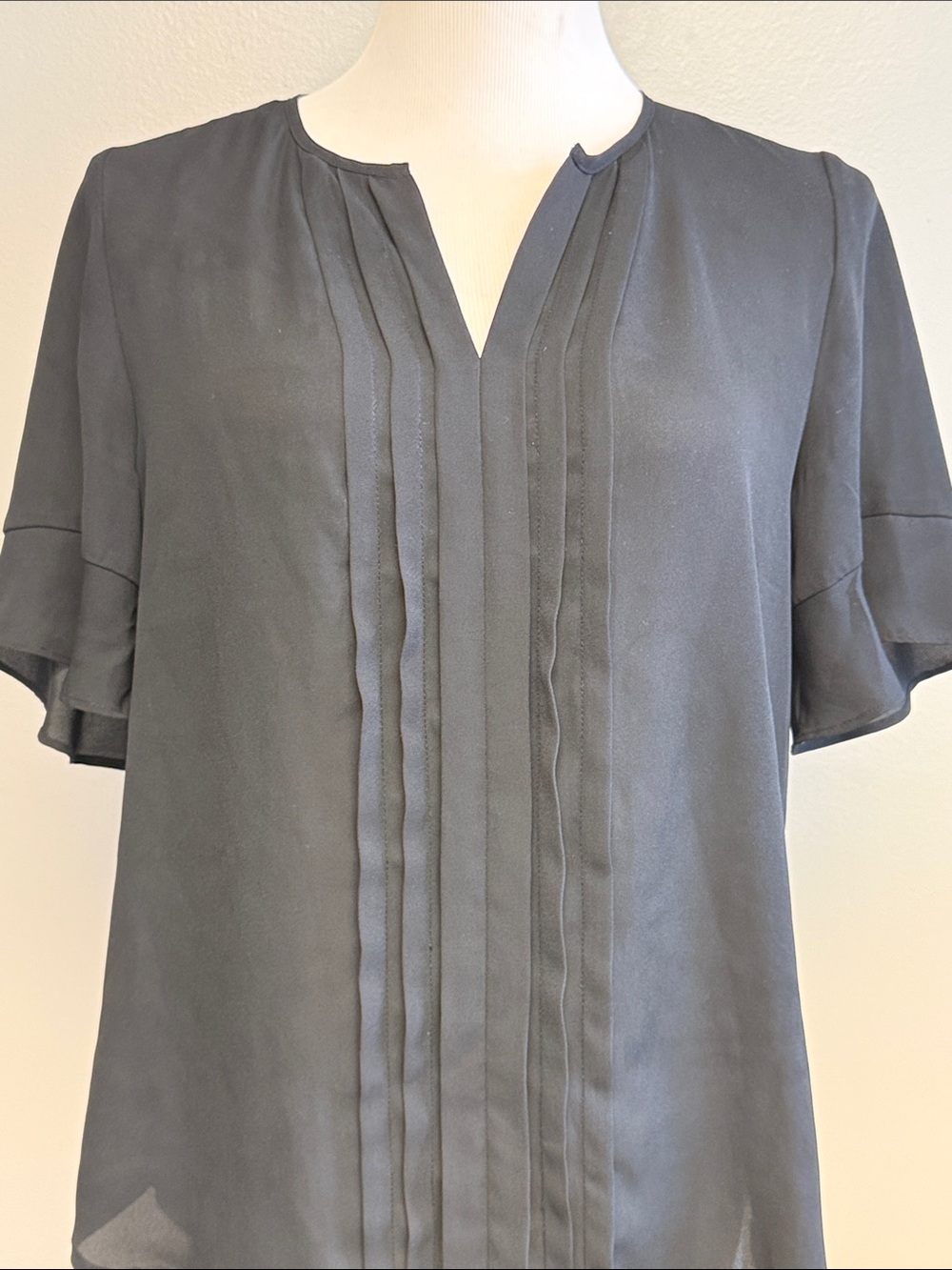 Roz & Ali Black Pleated Flutter Sleeve Blouse Women's Small Career Top - Picture 2 of 5